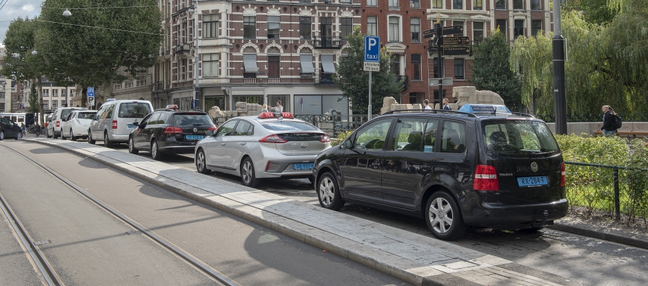 Minder Taxi’s Op Tram- En Busbanen Lost Problemen In Amsterdam Niet Op ...